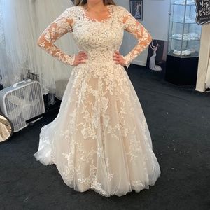 Classy Lace Wedding Dress like NEW
